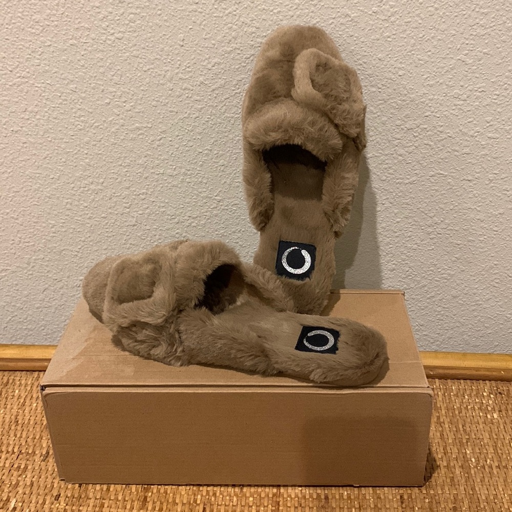 Journee Women's Faux Fur Eara Slipper; brown; sz 7